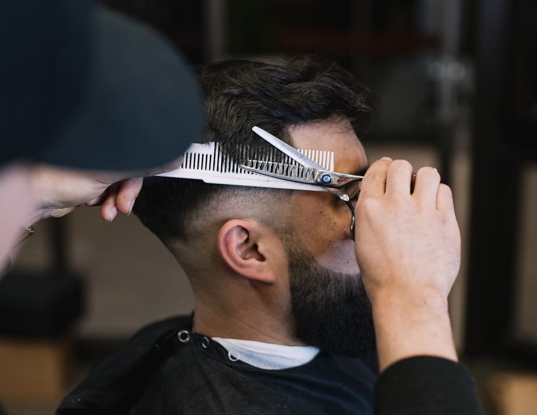 Corte masculino feito com tesoura na Aparato Barbearia