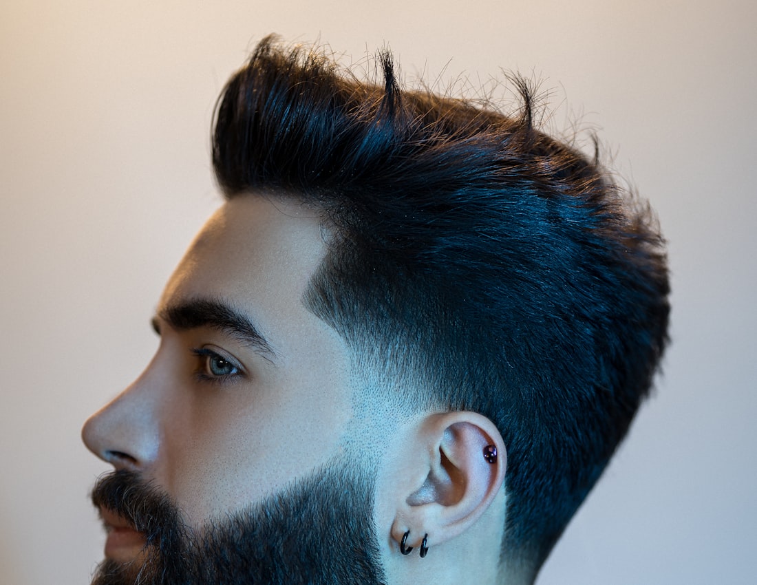 Barba com fios escuros e grisalhos