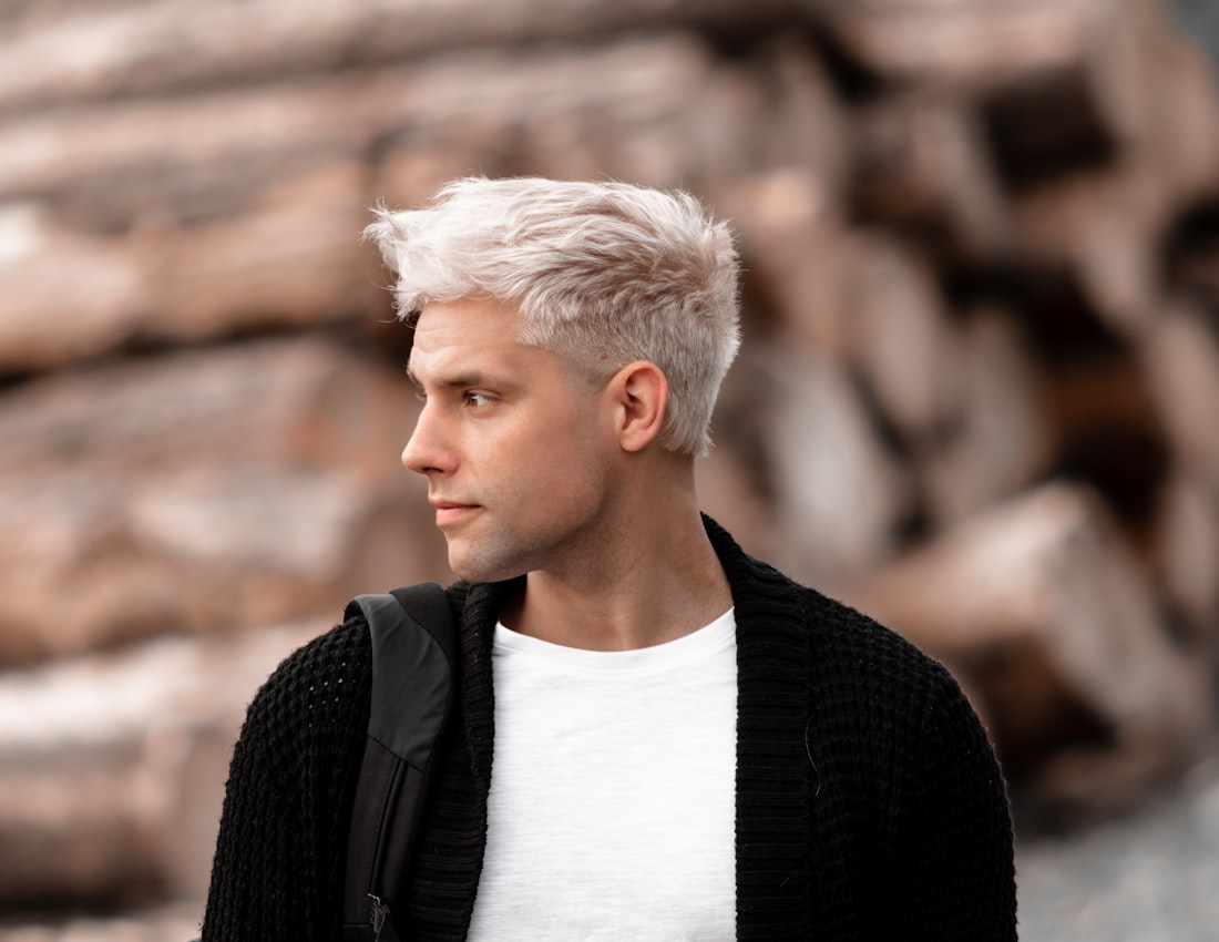 Homem com cabelo platinado
