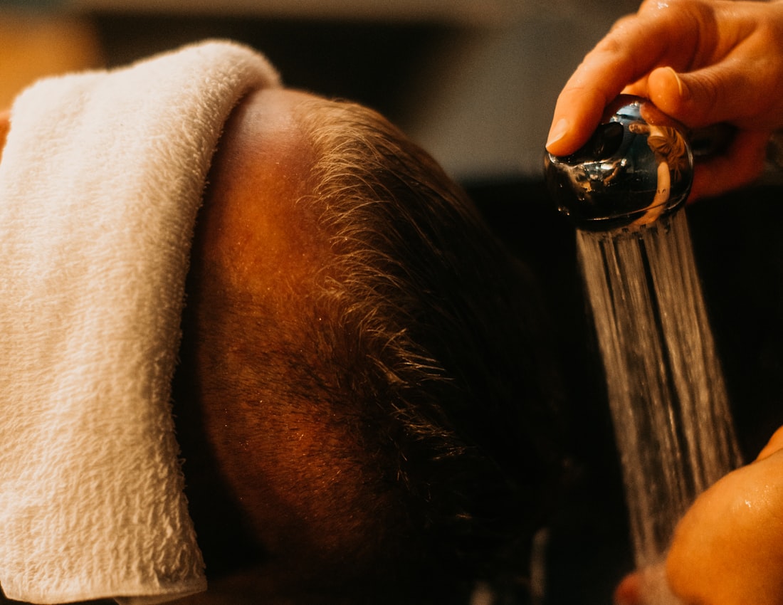 Cabelo masculino sendo lavado e hidratado